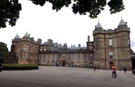 Královský zámek Holyrood vlastní britská královská rodina.